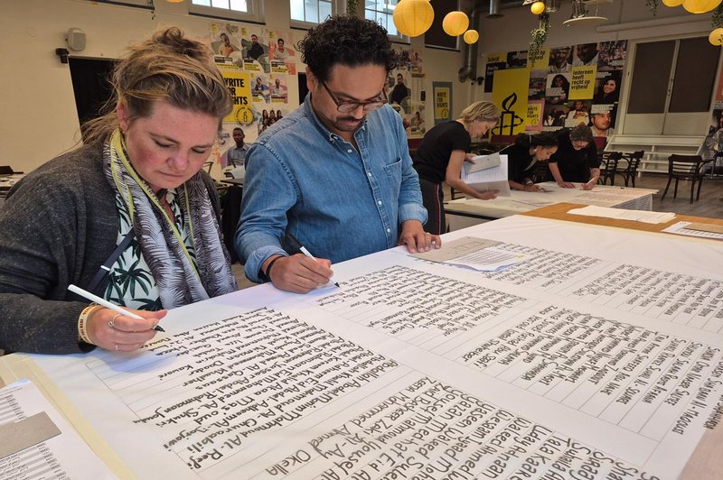 Het schrijven van de namen in Amsterdam. Foto: Sil Moison