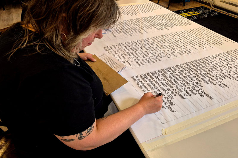 Het schrijven van de namen in Amsterdam. Foto: Sil Moison
