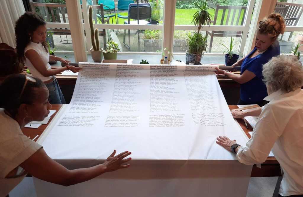 Het schrijven van de namen in Amsterdam. Foto: Sil Moison