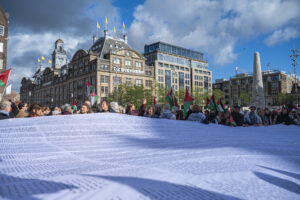 Het herdenkingsdoek op de Dam. Foto: Harrie van Veen