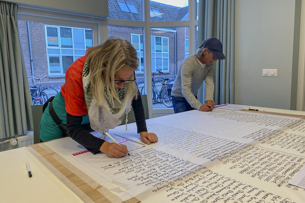 Het schrijven van de namen in Utrecht. Foto: Maria van der Hoeven