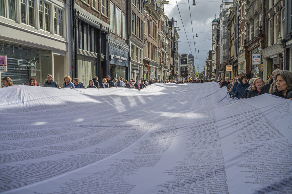 Het volledig uitgevouwen doek op de Utrechtstraat. Foto: Harrie van Veen