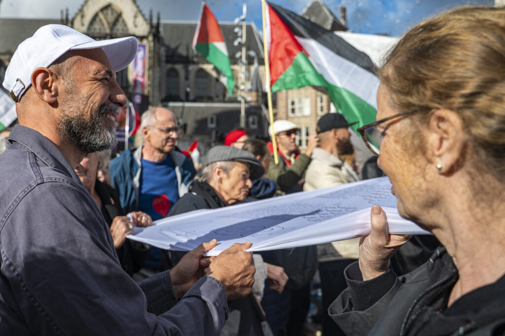 Schrijver Abdelkader Benali en ontwerpster van het herdenkingsdoek Lean Holthuizen. Foto: Harrie van Veen