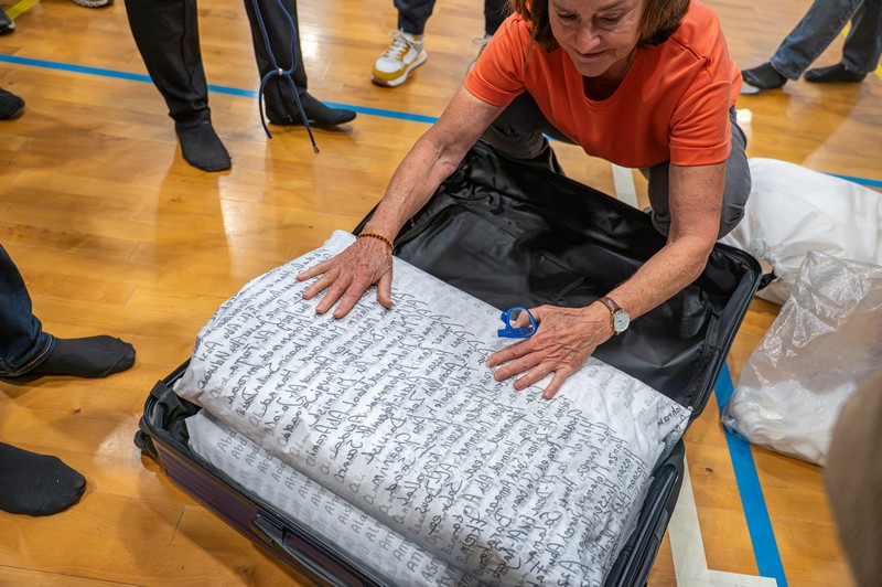 Het herdenkingsdoek voor 21.637 gedode Palestijnse kinderen onthuld in de Apollohal in Amsterdam. Foto: Harrie van Veen