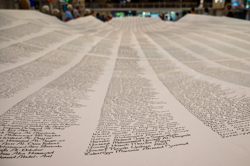 Het herdenkingsdoek voor 21.637 gedode Palestijnse kinderen onthuld in de Apollohal in Amsterdam. Foto: Harrie van Veen