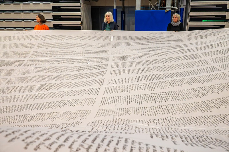 Het herdenkingsdoek voor 21.637 gedode Palestijnse kinderen onthuld in de Apollohal in Amsterdam. Foto: Harrie van Veen