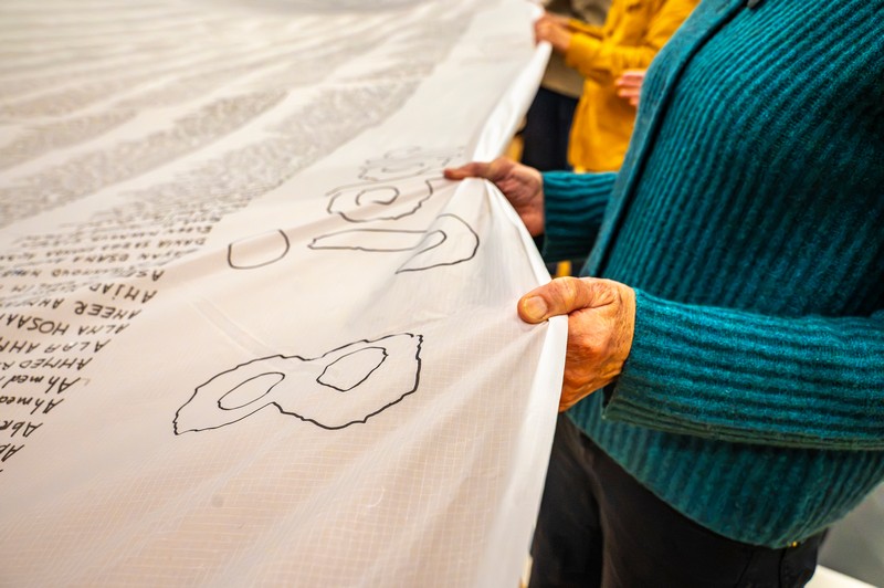 Het herdenkingsdoek voor 21.637 gedode Palestijnse kinderen onthuld in de Apollohal in Amsterdam. Foto: Harrie van Veen