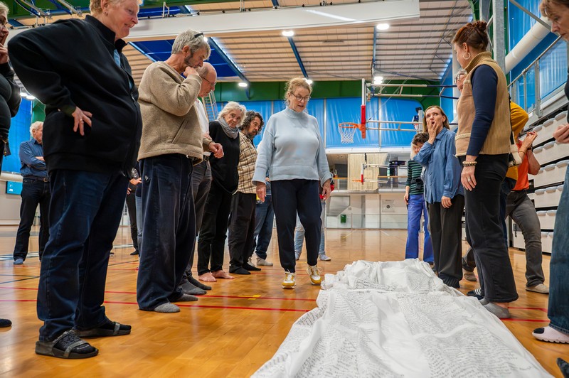 Het herdenkingsdoek voor 21.637 gedode Palestijnse kinderen onthuld in de Apollohal in Amsterdam. Foto: Harrie van Veen