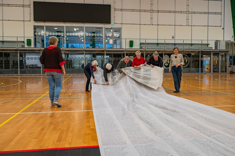 Het herdenkingsdoek voor 21.637 gedode Palestijnse kinderen onthuld in de Apollohal in Amsterdam. Foto: Harrie van Veen