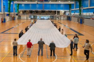 Het herdenkingsdoek voor 21.637 gedode Palestijnse kinderen onthuld in de Apollohal in Amsterdam. Foto: Harrie van Veen