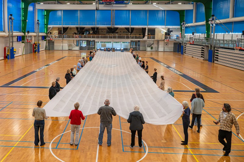 Het herdenkingsdoek voor 21.637 gedode Palestijnse kinderen onthuld in de Apollohal in Amsterdam. Foto: Harrie van Veen