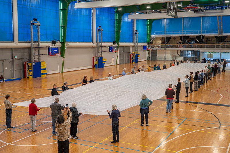 Het herdenkingsdoek voor 21.637 gedode Palestijnse kinderen onthuld in de Apollohal in Amsterdam. Foto: Harrie van Veen