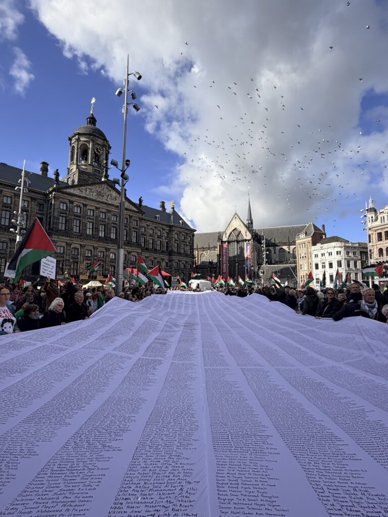 Het doek op de Dam tijdens de landelijke demonstratie voor Palestina. Foto: Pam van der Veen